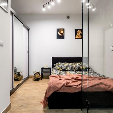 Wyjatkowy Apartament Z Prysznicem Posrodku Na Wyjatkowe Wieczory - Dostep Na Kod, Parking Lodz  Luaran gambar